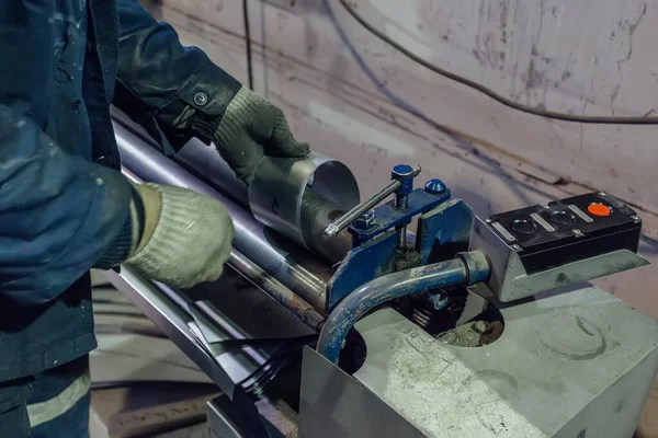Mekanik işçi metal borular ve t için bağlantı parçaları yapıyor — Stok fotoğraf
