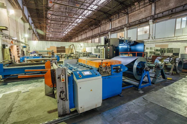 Metallverarbeitende Fabrik. Herstellung von Rohren und Anlagenteilen — Stockfoto
