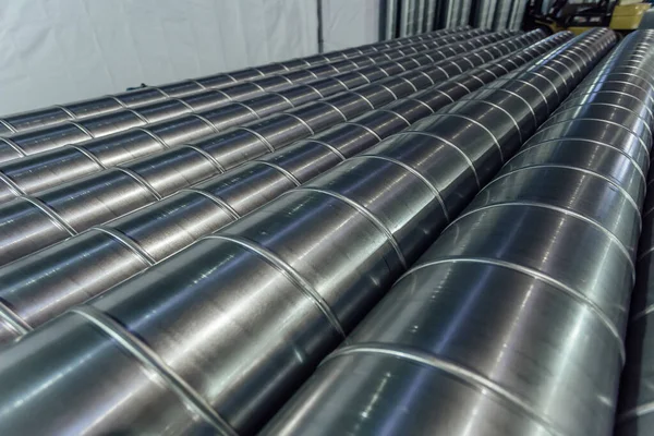 Tubos de aço cilíndricos. Tubos de metal redondo feitos em metalurgia — Fotografia de Stock