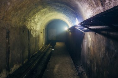Elektrik kabloları ve paslı hea ile tonozlu yeraltı tüneli
