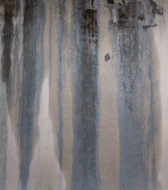 Hasarlı alçıda su izi olan duvar. Yıkılan duvar metni