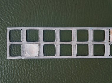 Doğal nehir veya gölette mersin balığı çiftçiliği için kafesler.