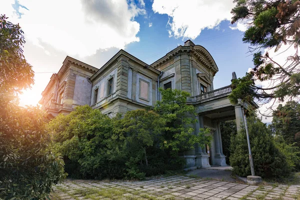 Abandonada antiga mansão do conde Mordvinov em Yalta, Crimeia — Fotografia de Stock