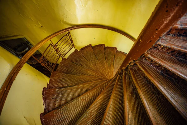 Escadaria de metal espiral velha dentro da torre, vista de cabeça — Fotografia de Stock