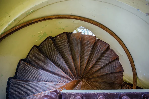 Antigua escalera de metal espiral dentro de la torre, vista al alza — Foto de Stock