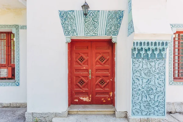 Beautiful carved wooden ornamental door in oriental style — Stock Photo, Image