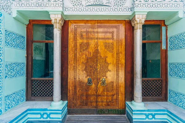 Porta ornamental de madeira esculpida bonita em estilo oriental — Fotografia de Stock