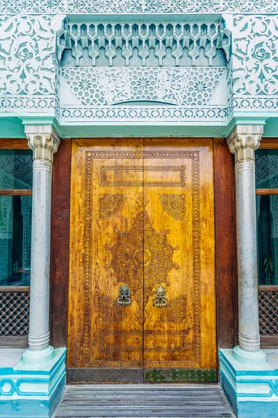 Porta ornamental de madeira esculpida bonita em estilo oriental — Fotografia de Stock
