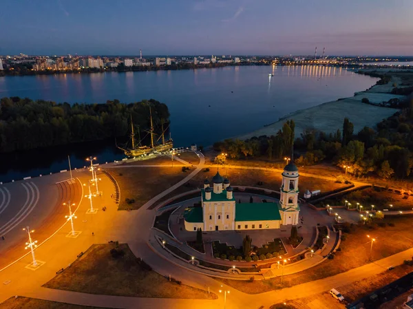 Νύχτα Voronezh, εναέρια θέα. Πλατεία Admiralteiskaya, Ναός Κοίμησης της Θεοτόκου και μνημείο του πρώτου ρωσικού πλοίου Γραμμικής Goto Predestination. — Φωτογραφία Αρχείου