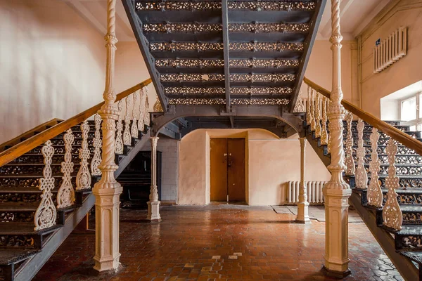 Hierro hermosas escaleras vintage en la antigua mansión. Handrai adornado — Foto de Stock