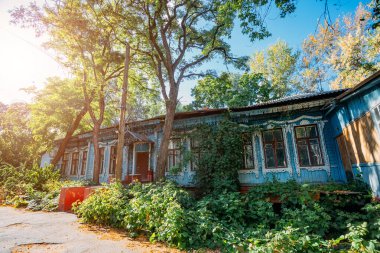 Ahşap oyma pencere çerçeveleri ile eski Rus evi