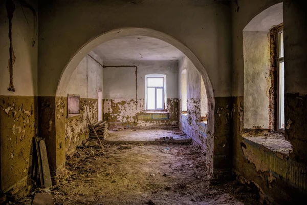 Порожня безладна кімната в покинутому особняку — стокове фото