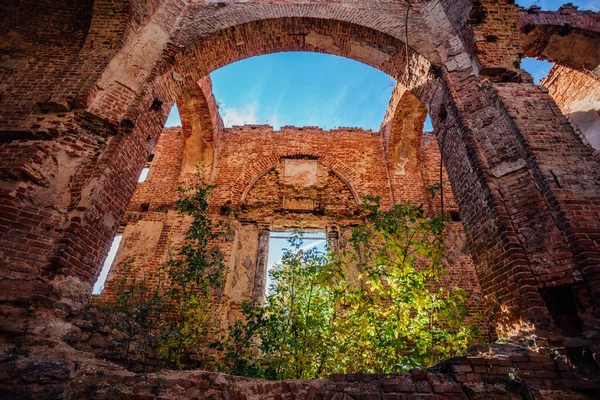 Ruinas cubiertas de la iglesia de ladrillo rojo — Foto de Stock