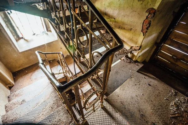 Zardzewiałe żelazne schody w starej opuszczonej rezydencji — Zdjęcie stockowe