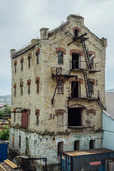 Edificio industrial de ladrillo abandonado Antiguo ascensor de fábrica o — Foto de Stock