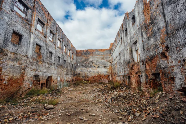 Industriebauwerk aus rotem Backstein. Verlassen und zerstört — Stockfoto
