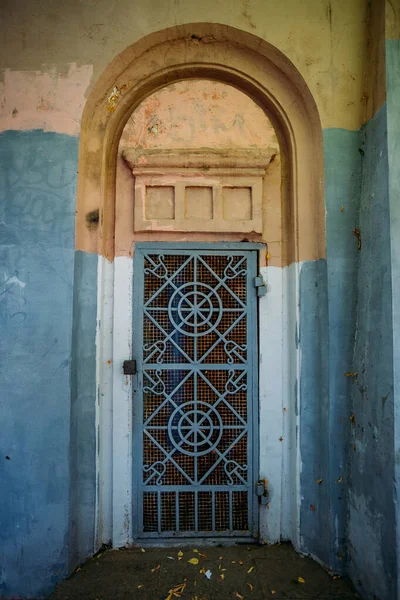 Puerta vieja con rejilla forjada adornada de hierro —  Fotos de Stock