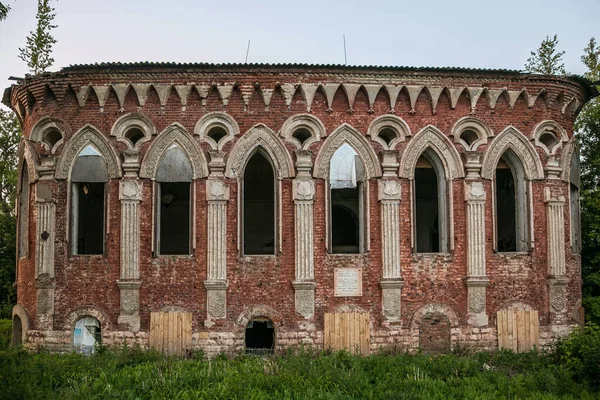 Antigua mansión abandonada de Postnikov en estilo gótico. Sasovo, Ryaz —  Fotos de Stock