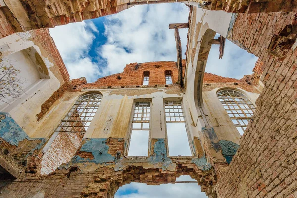 Edificio industrial de ladrillo rojo en ruinas. Abandonado y destruido su — Foto de Stock