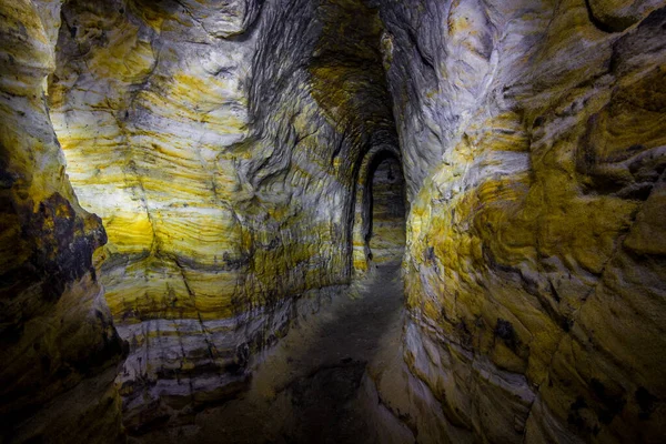 Caverna de arenito artificial. Mosteiro das cavernas. Morada abandonada de se — Fotografia de Stock