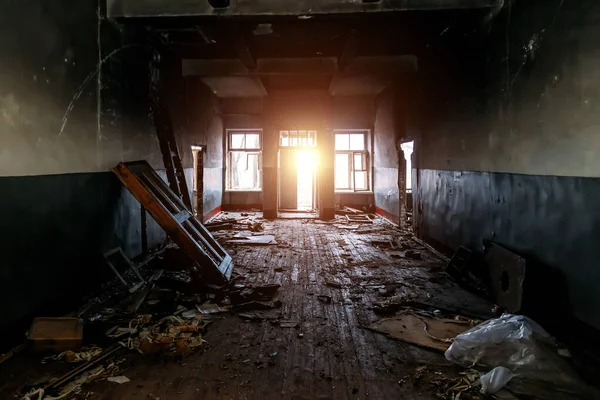 Spálili interiéry po požáru v průmyslové nebo kancelářské budově. Wa — Stock fotografie