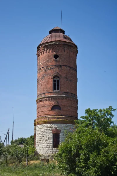 Torre de agua en ruinas vintage abandonada de ladrillo rojo — Foto de Stock