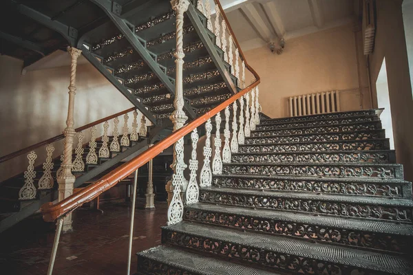 Hierro hermosas escaleras vintage en la antigua mansión. Handrai adornado — Foto de Stock