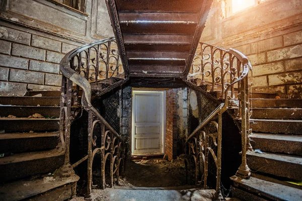 Escaleras de hierro oxidado vintage con remaches en el viejo mansi abandonado — Foto de Stock