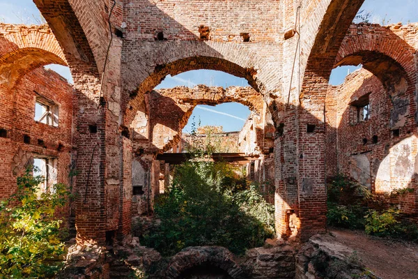 Ruinas cubiertas de la iglesia de ladrillo rojo — Foto de Stock