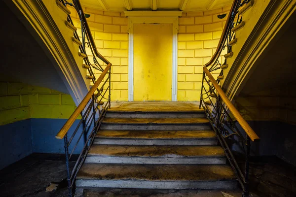 Escaleras de hierro vintage con remaches en la antigua mansión abandonada — Foto de Stock