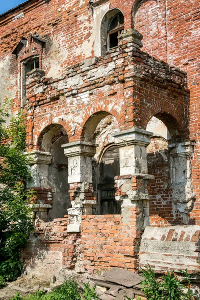 Veranda aus rotem Ziegel des ehemaligen Kikin ermolov Herrenhaus, Region Rjasan, — Stockfoto