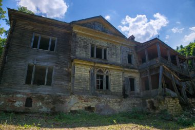 Terk Edilmiş Postnikov Konağı Gotik tarzında