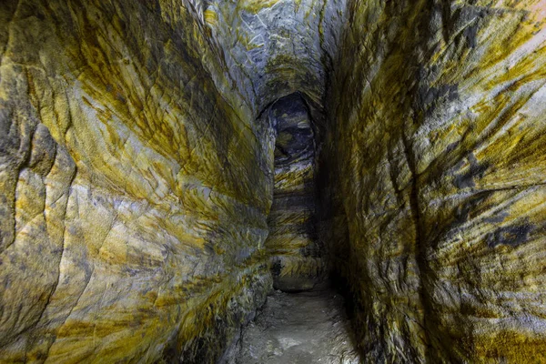 Caverna de arenito artificial. Mosteiro das cavernas. Morada abandonada de se — Fotografia de Stock