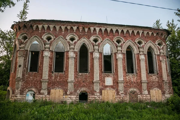 Alte verlassene Villa von Postnikov im gotischen Stil — Stockfoto