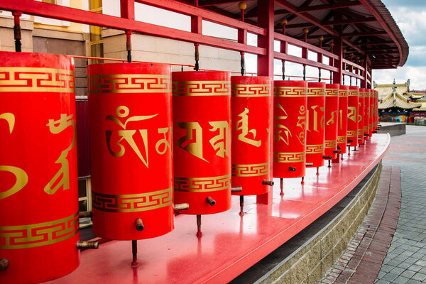 Молитвенные колеса в буддийском храме Золотая обитель Будды Шакьяму
