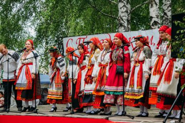 Voronezh, Rusya - Rusya, 2012: Geleneksel Rus folklor topluluğu, geleneksel Rus etnik kıyafeti içindeki şarkıcılar