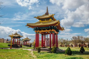 Buda Shakyamuni Tapınağı Altın Abode yakınlarındaki Pagodas
