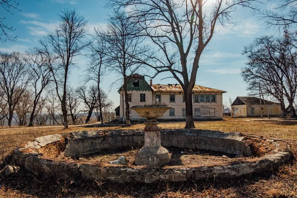 Old abandoned former mansion Olgino in Voronezh region — Stock Photo, Image