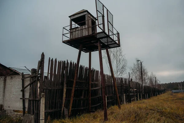 Velha torre de observação no complexo prisional russo soviético abandonado — Fotografia de Stock