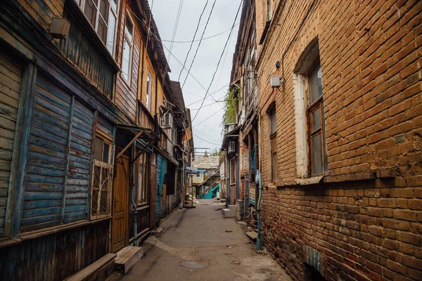 Úzká ulice ve staré chudobě část Astrakhanského města v Rusku — Stock fotografie
