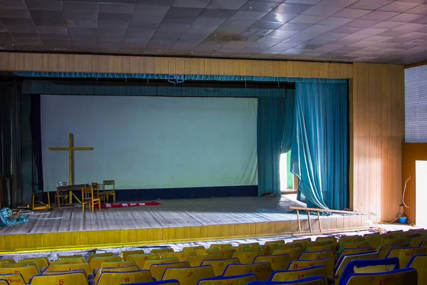 Altes verlassenes sowjetisches Theater oder Kino — Stockfoto