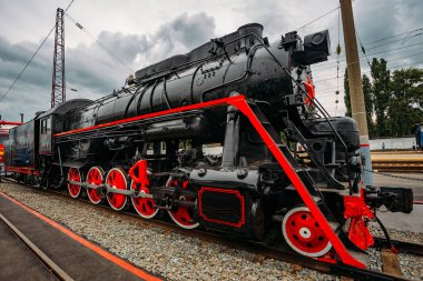 Tren istasyonunda eski siyah buharlı lokomotif