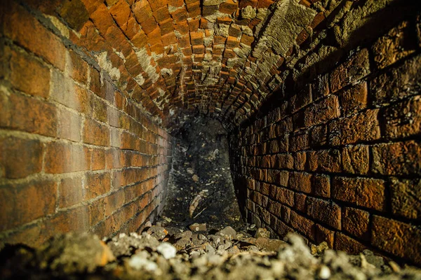 Gammal kollapsad röd tegelsten underjordiska valv historiska avloppstunnel, selektiv fokus — Stockfoto