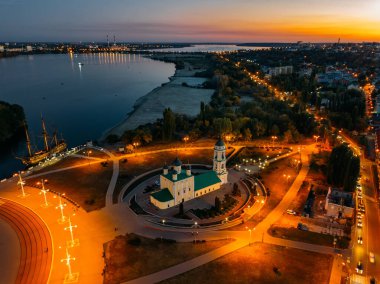 Gece Voronezh, hava manzaralı. Amiral Amiralteiskaya Meydanı, Asteğmen Kilisesi ve Birinci Rus Doğrusal Gemisi Kadere Götür Anıtı