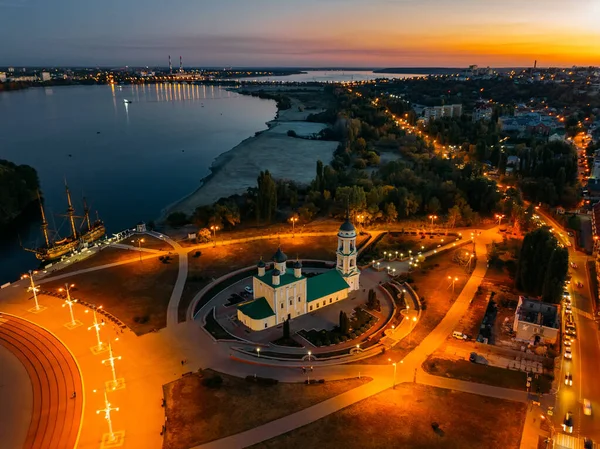 Noche Voronezh, vista aérea. Plaza Admiralteiskaya, Iglesia de la Asunción Almirantazgo y monumento de la primera nave lineal rusa Goto Predestinación — Foto de Stock