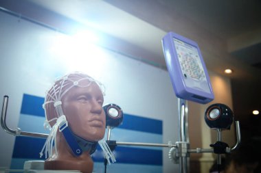 Ensefalografi elektrotlu manken. Elektroensefalogram Eeg konsepti