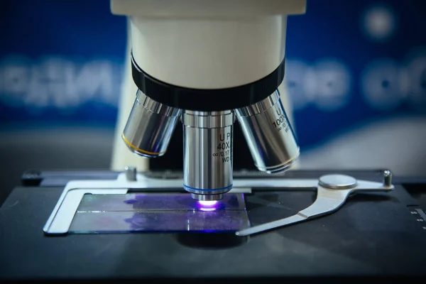 Laboratuvarda ışık mikroskobu altında bilimsel ya da tıbbi test örneği alın. — Stok fotoğraf
