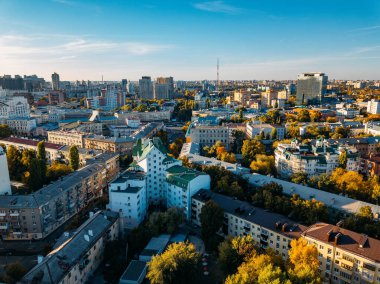 Şehir merkezinde güneşli bir sonbahar Voronezh, insansız hava aracı manzarası.