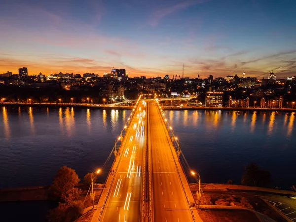 Noční léto Voroněž, Černavský most a Massalitinovský nábřeží, letecký pohled — Stock fotografie