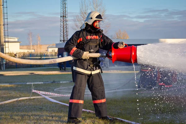 Вогнепальник з вогнегасним піни розпилювачем шланга — стокове фото